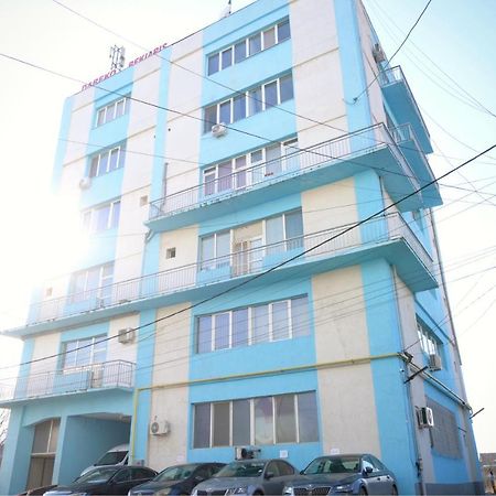 Luana Airport Apartments #9 Отопени Екстериор снимка